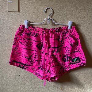 Gecko Hawaii shorts hot pink